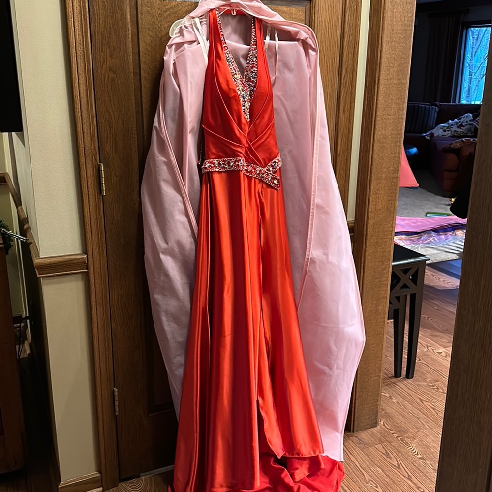 Tony Bowls size 8 gown.